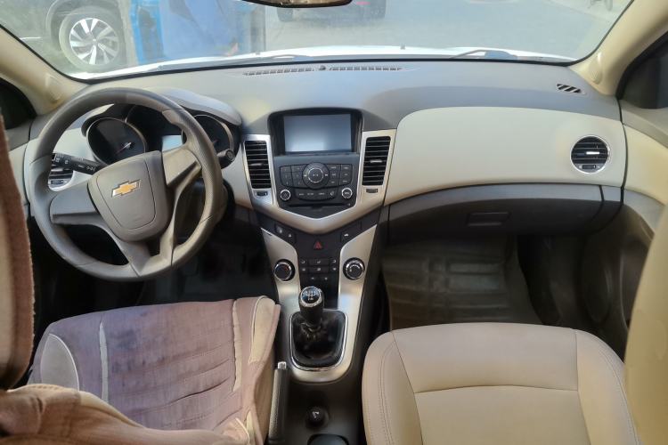 Used Chevrolet Cruze 2015 1.5L Classic SL MT Center Console