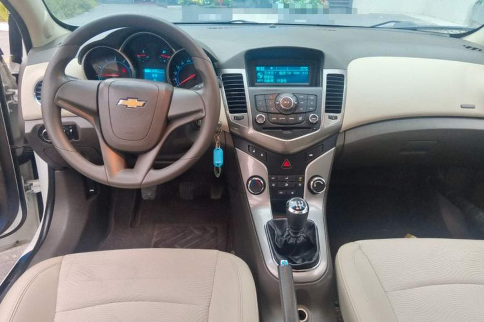 Used Chevrolet Cruze 2015 1.5L Classic SE MT Center Console