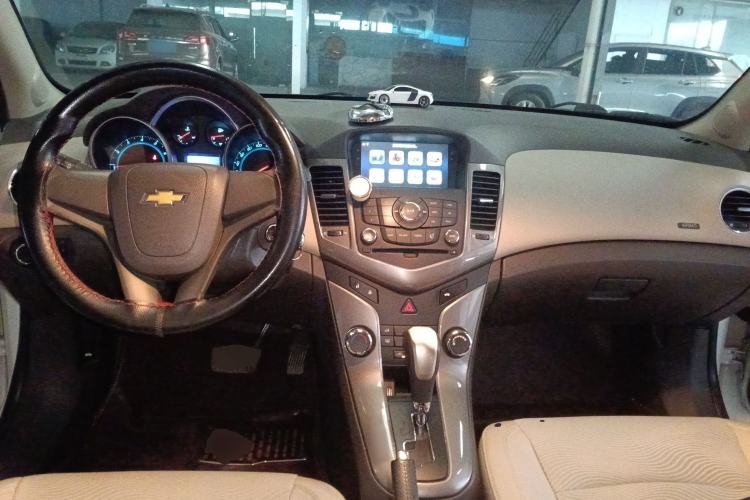 Used Chevrolet Cruze 2015 1.5L Classic SE AT Center Console