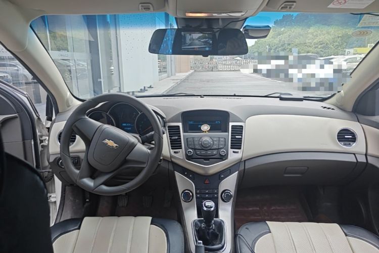 Used Chevrolet Cruze 2015 1.5L Classic SL MT Center Console