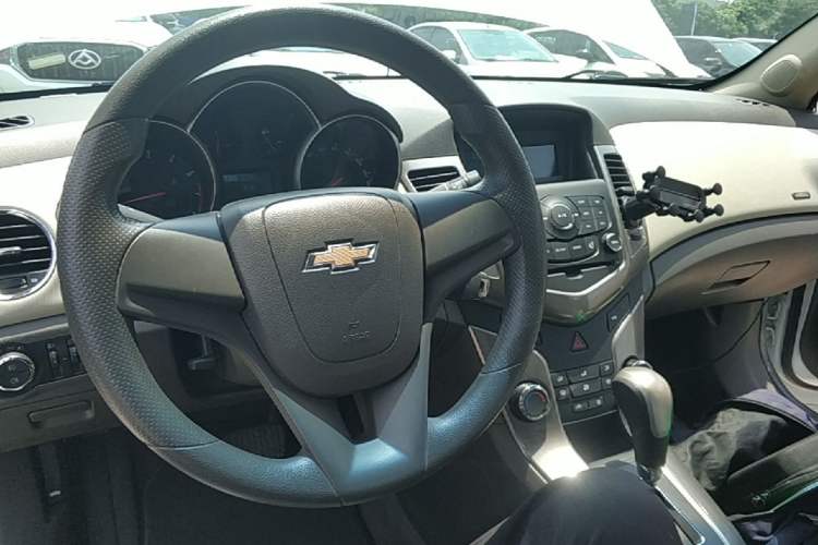 Used Chevrolet Cruze 2015 1.5L Classic SE AT Center Console