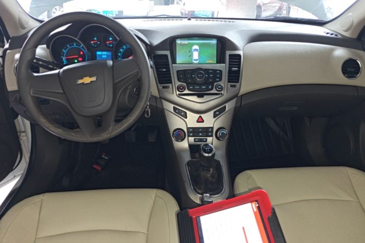 Used Chevrolet Cruze 2015 1.5L Classic SL MT Center Console