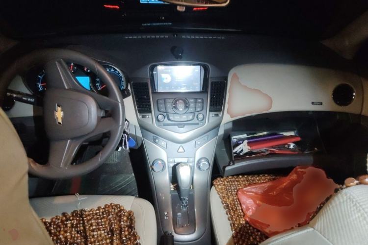 Used Chevrolet Cruze 2015 1.5L Classic SE AT Center Console