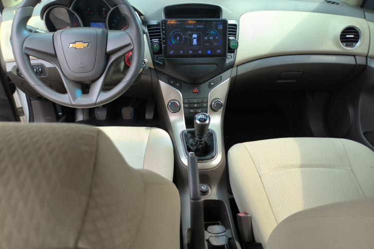 Used Chevrolet Cruze 2015 1.5L Classic SL MT Center Console