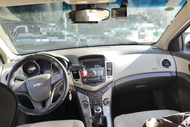 Used Chevrolet Cruze 2015 1.5L Classic SE MT Center Console