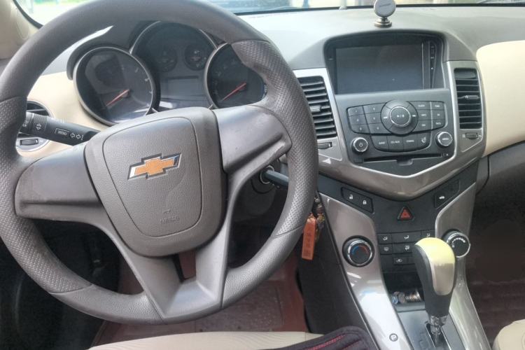 Used Chevrolet Cruze 2015 1.5L Classic SE AT Center Console