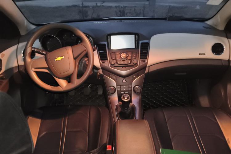 Used Chevrolet Cruze 2015 1.5L Classic SE MT Center Console