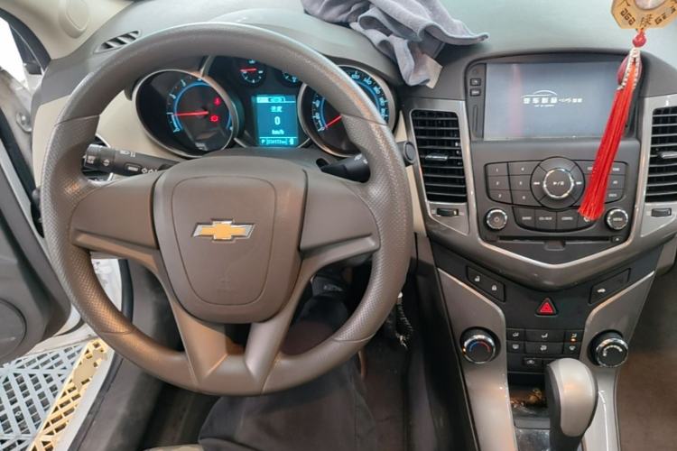 Used Chevrolet Cruze 2015 1.5L Classic SE AT Center Console
