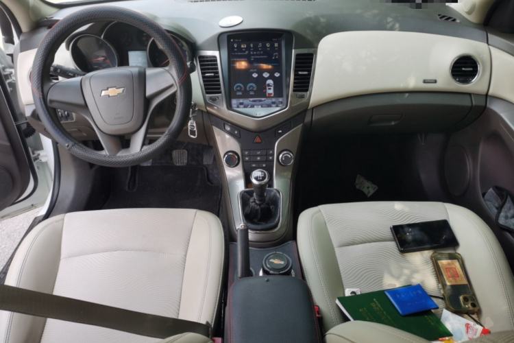 Used Chevrolet Cruze 2015 1.5L Classic SE MT Center Console