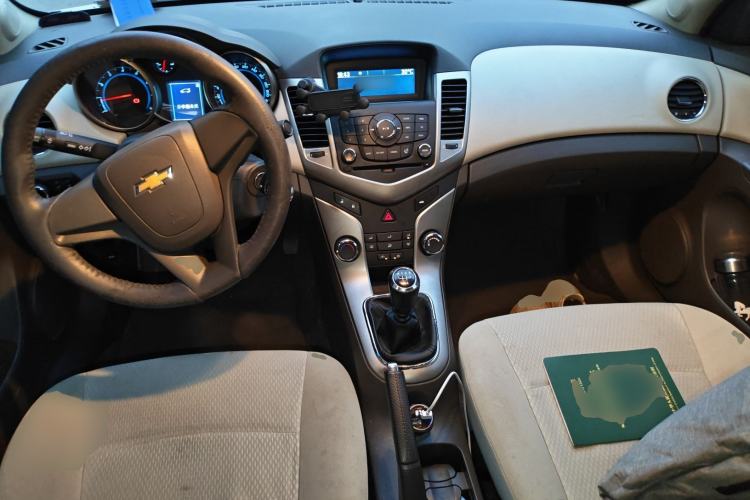 Used Chevrolet Cruze 2015 1.5L Classic SL MT Center Console