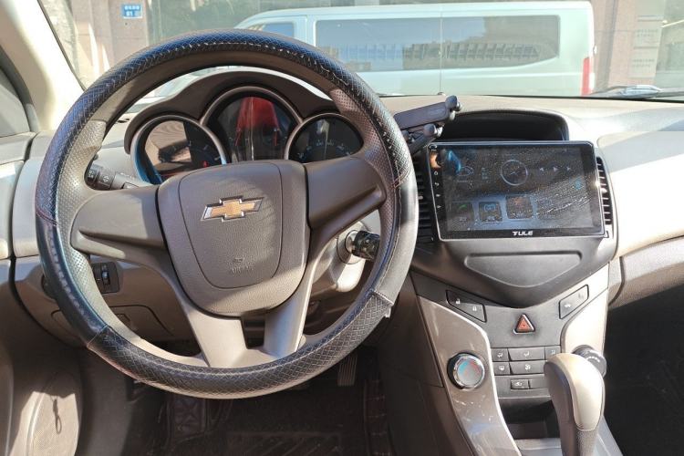 Used Chevrolet Cruze 2015 1.5L Classic SE AT Center Console