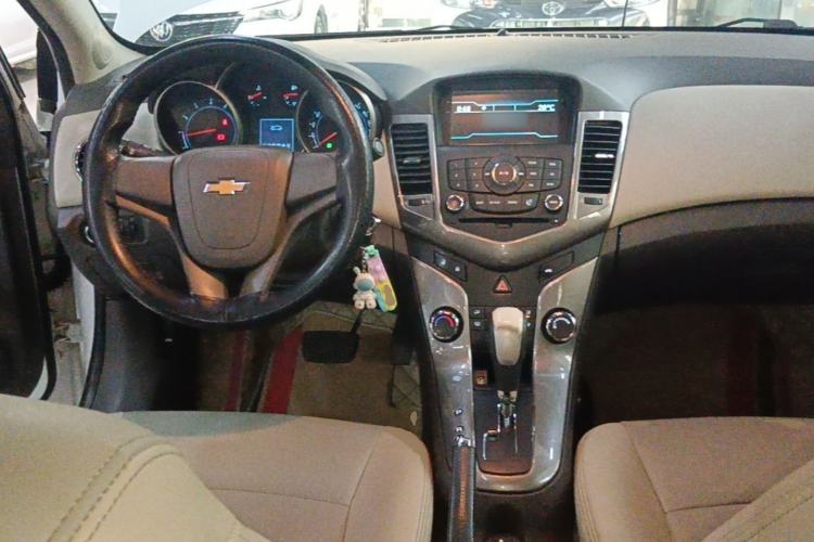 Used Chevrolet Cruze 2015 1.5L Classic SE AT Center Console