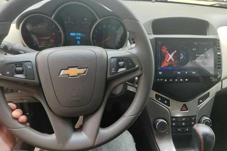 Used Chevrolet Cruze 2015 1.5L Classic SE AT Center Console