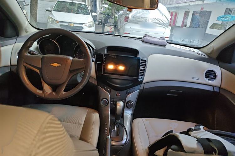 Used Chevrolet Cruze 2015 1.5L Classic SE AT Center Console