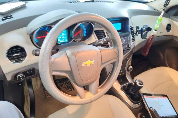 Used Chevrolet Cruze 2015 1.5L Classic SE MT Center Console