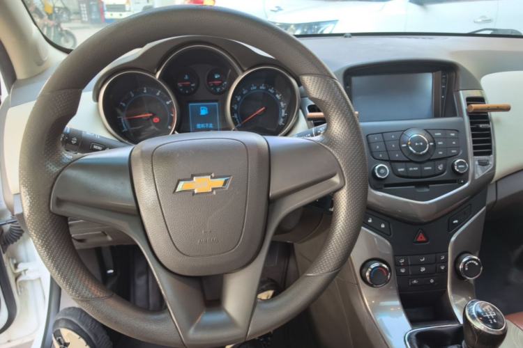 Used Chevrolet Cruze 2015 1.5L Classic SE MT Center Console