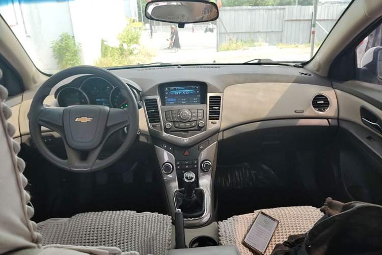 Used Chevrolet Cruze 2015 1.5L Classic SE MT Center Console