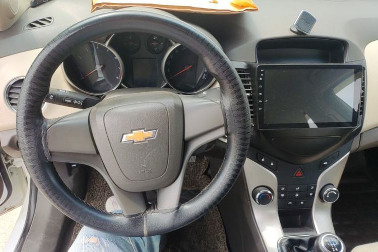 Used Chevrolet Cruze 2015 1.5L Classic SL MT Center Console