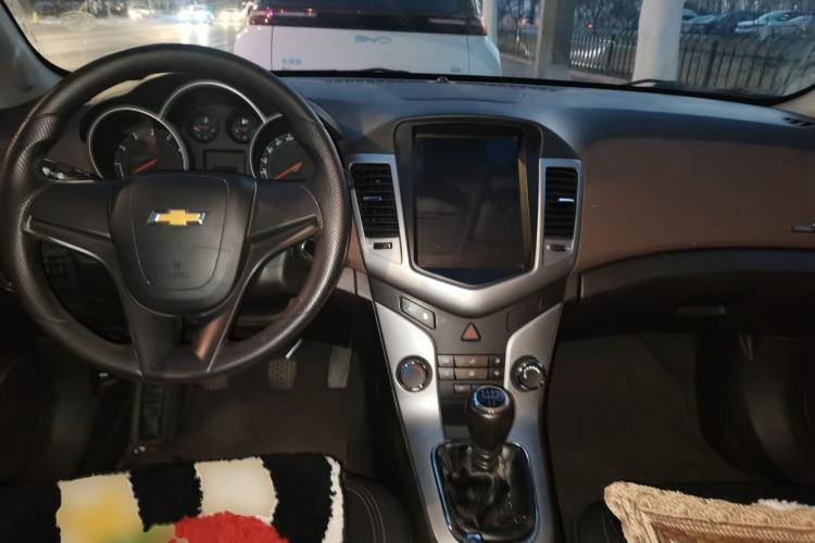 Used Chevrolet Cruze 2015 Hatchback 1.6L Manual Comfort Edition Center Console