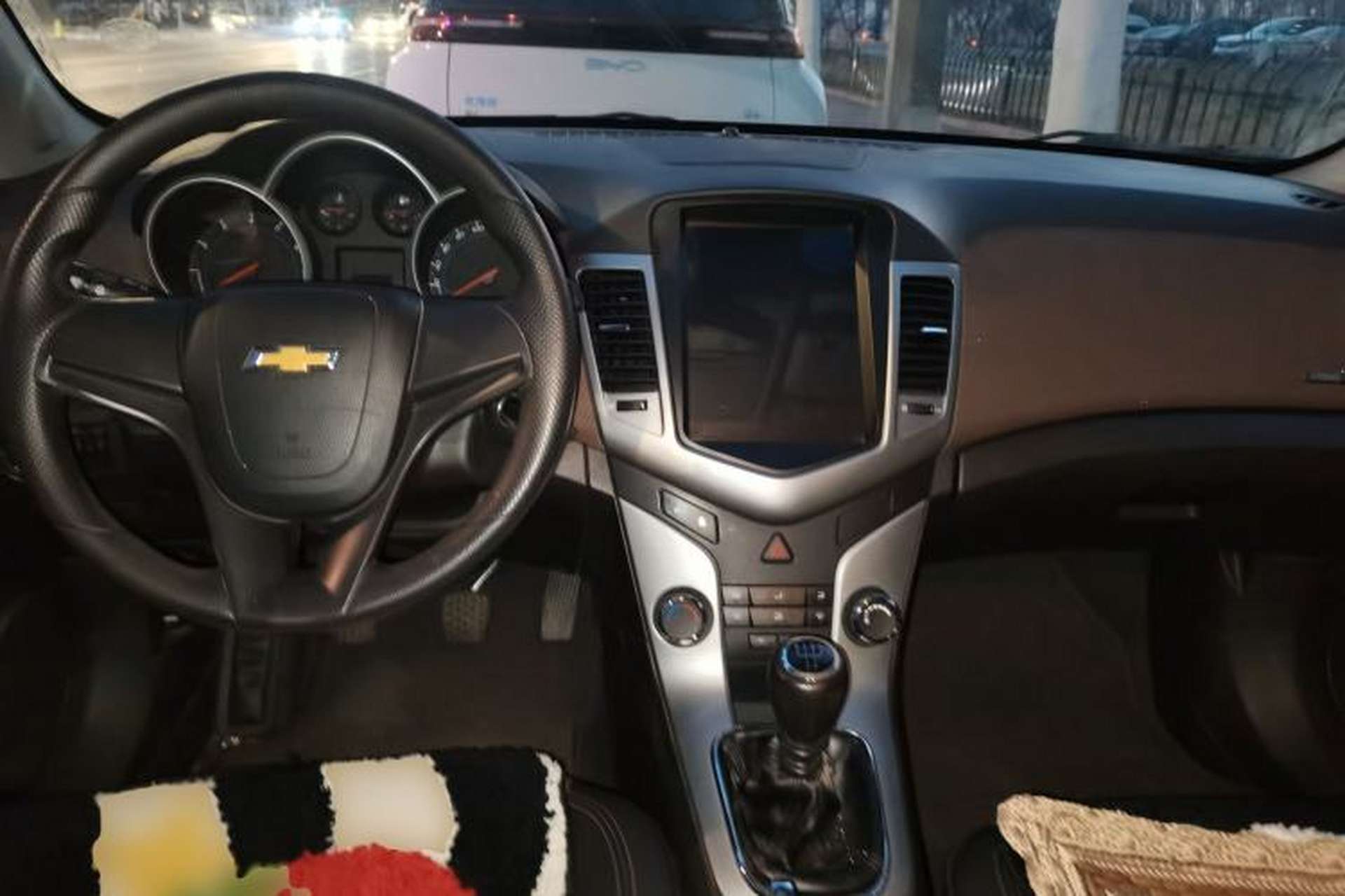 Used Chevrolet Cruze 2015 Hatchback 1.6L Manual Comfort Edition Center Console