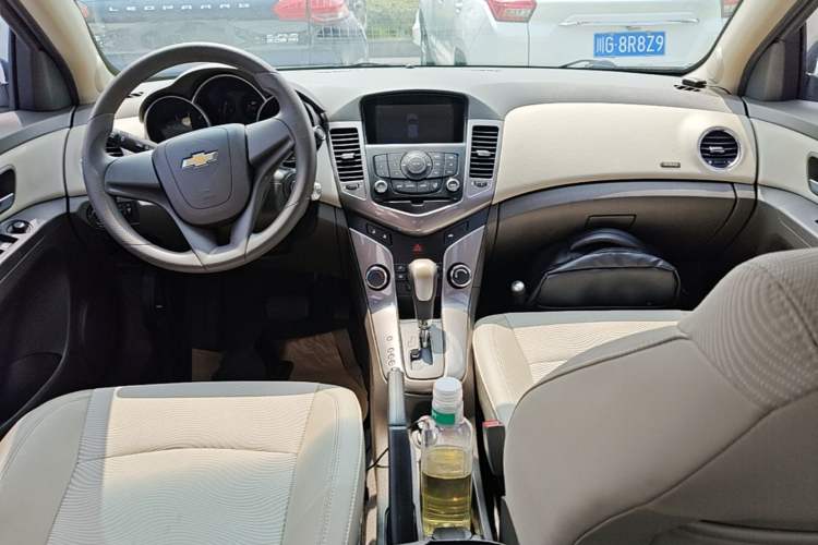 Used Chevrolet Cruze 2015 1.5L Classic SE AT Center Console