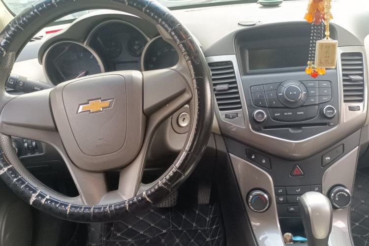 Used Chevrolet Cruze 2015 1.5L Classic SE AT Center Console