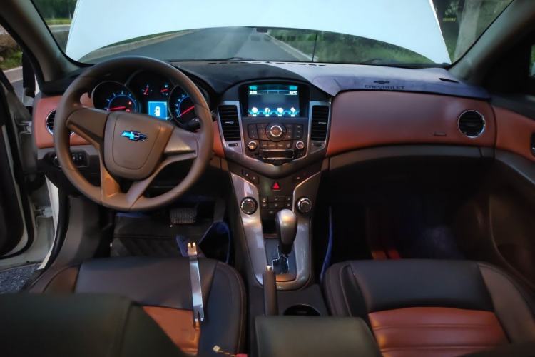 Used Chevrolet Cruze 2015 1.5L Classic SE AT Center Console