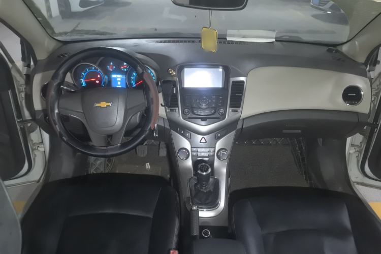 Used Chevrolet Cruze 2015 1.5L Classic SL MT Center Console