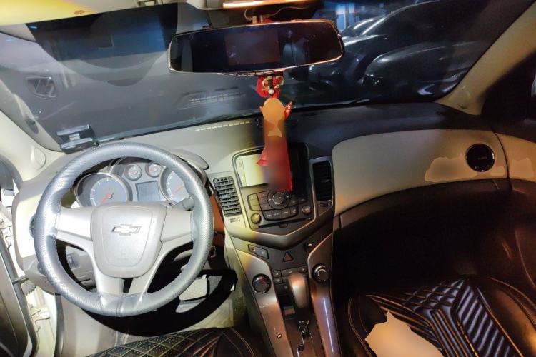 Used Chevrolet Cruze 2015 1.5L Classic SE AT Center Console