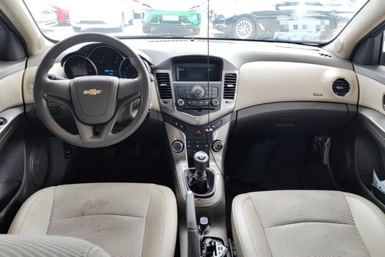 Used Chevrolet Cruze 2015 1.5L Classic SE MT Center Console