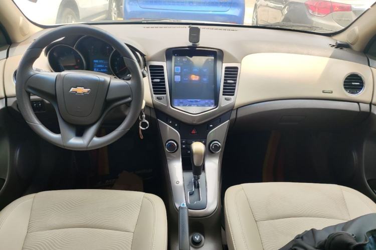 Used Chevrolet Cruze 2015 1.5L Classic SE AT Center Console