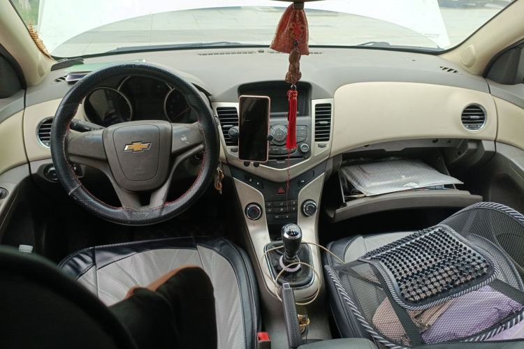 Used Chevrolet Cruze 2015 1.5L Classic SL MT Center Console