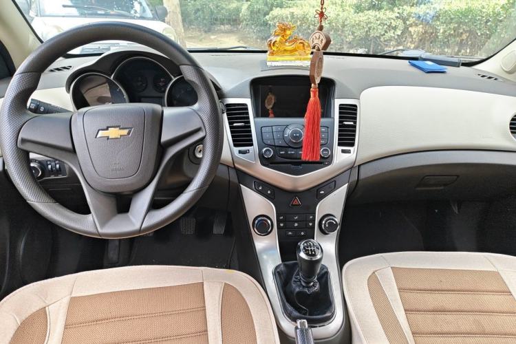 Used Chevrolet Cruze 2015 1.5L Classic SL MT Center Console