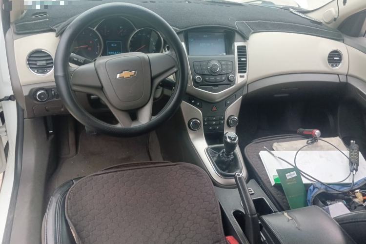 Used Chevrolet Cruze 2015 1.5L Classic SL MT Center Console