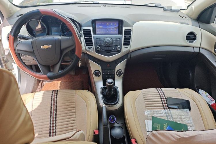 Used Chevrolet Cruze 2015 1.5L Classic SL MT Center Console