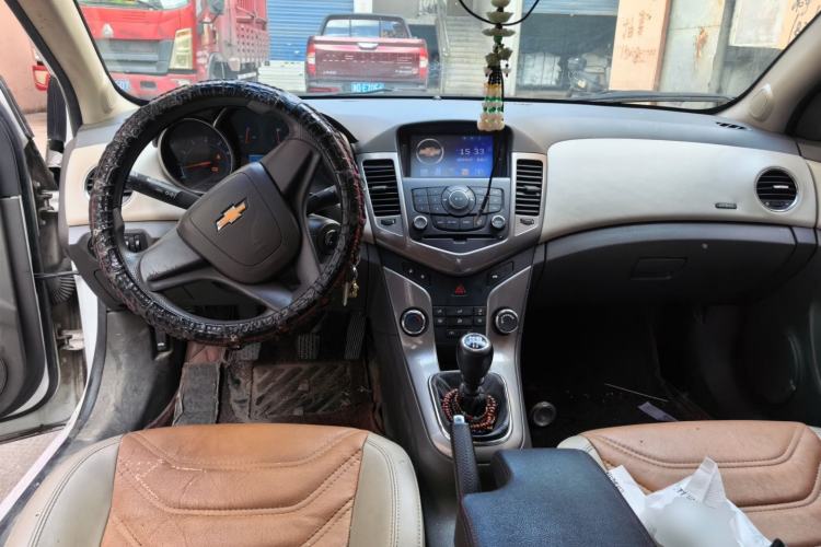 Used Chevrolet Cruze 2015 1.5L Classic SE MT Center Console