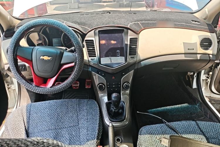 Used Chevrolet Cruze 2015 1.5L Classic SE MT Center Console