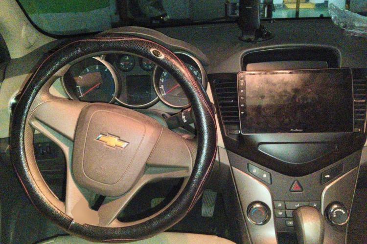 Used Chevrolet Cruze 2015 1.5L Classic SE AT Center Console