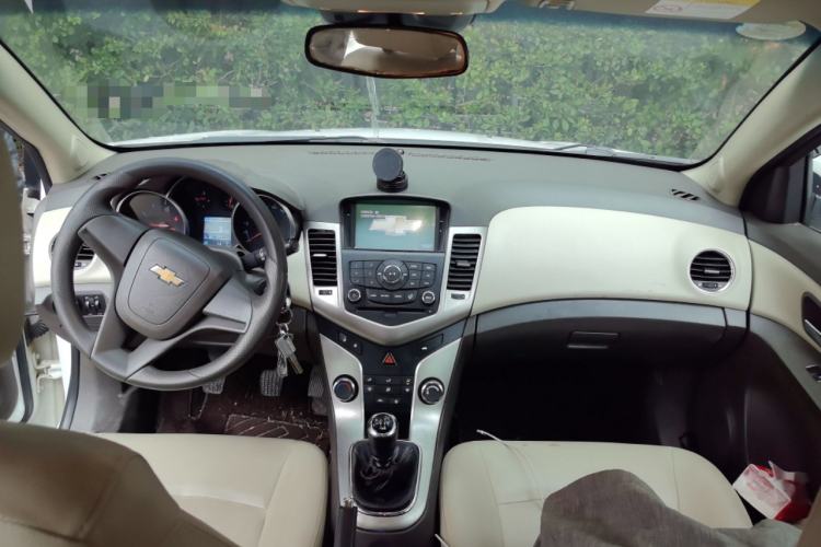 Used Chevrolet Cruze 2015 1.5L Classic SL MT Center Console