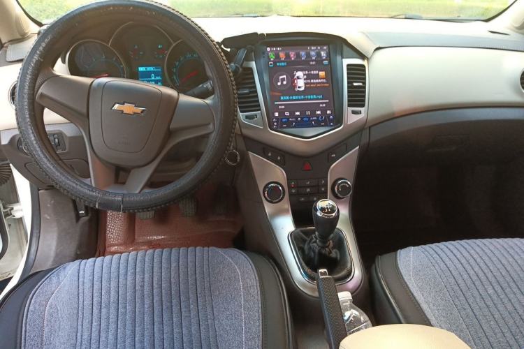 Used Chevrolet Cruze 2015 1.5L Classic SL MT Center Console