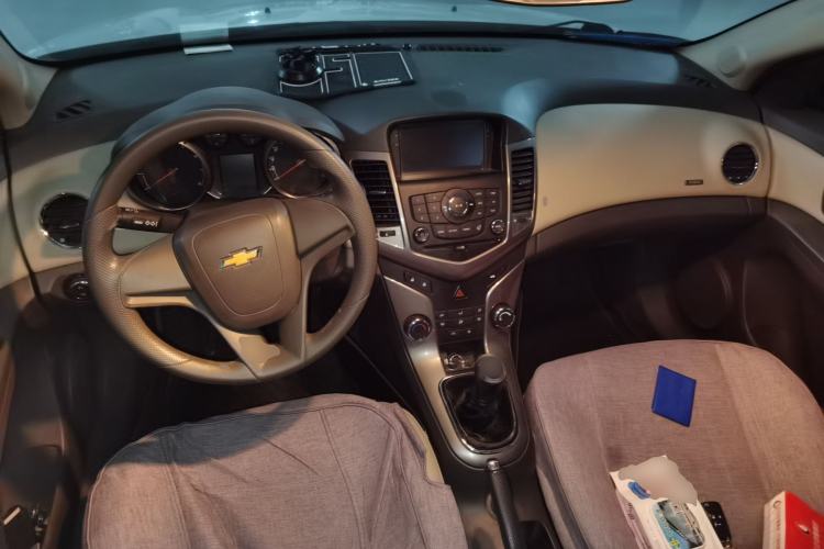 Used Chevrolet Cruze 2015 1.5L Classic SE MT Center Console