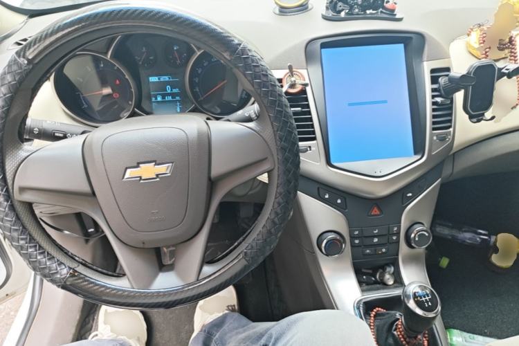 Used Chevrolet Cruze 2015 1.5L Classic SL MT Center Console