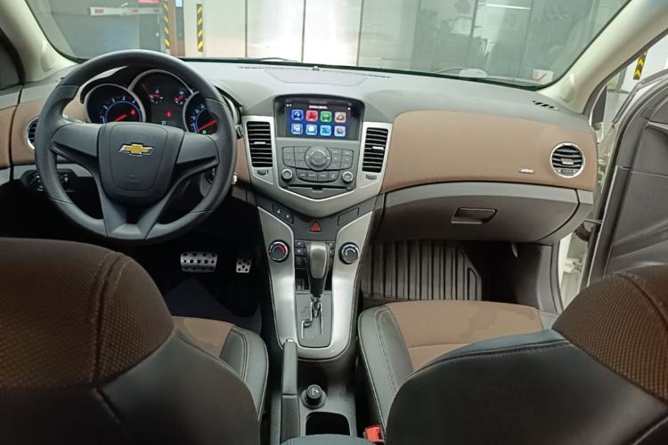 Used Chevrolet Cruze 2015 Hatchback 1.6L Automatic Comfort Edition Center Console
