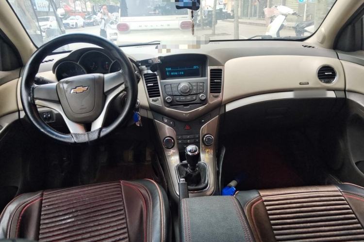 Used Chevrolet Cruze 2015 1.5L Classic SE MT Center Console