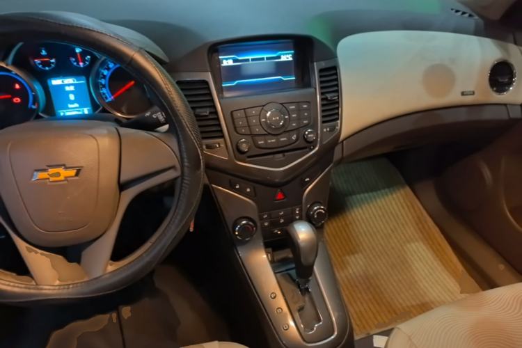 Used Chevrolet Cruze 2015 1.5L Classic SE AT Center Console