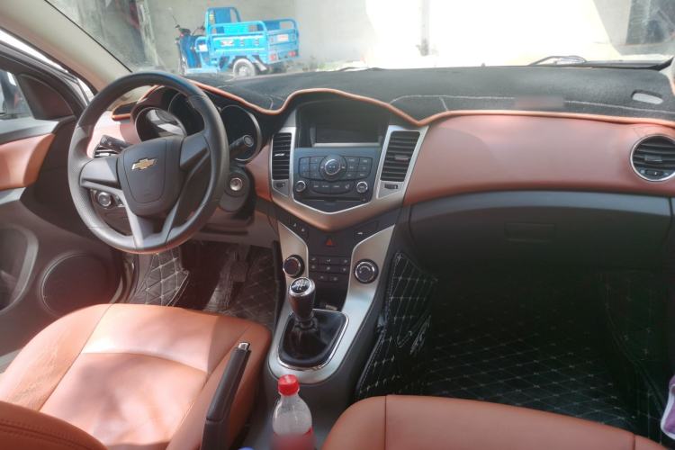 Used Chevrolet Cruze 2015 1.5L Classic SL MT Center Console