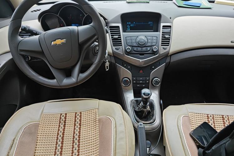 Used Chevrolet Cruze 2015 1.5L Classic SE MT Center Console