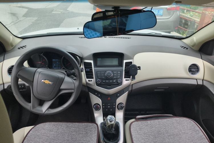 Used Chevrolet Cruze 2015 1.5L Classic SL MT Center Console