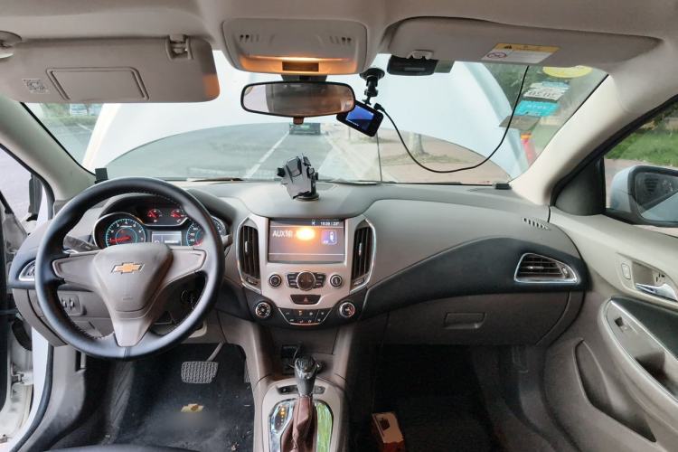Used Chevrolet Cruze 2015 1.5L Automatic Fashion Navigation Edition Center Console