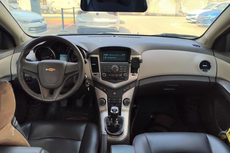 Used Chevrolet Cruze 2015 1.5L Classic SL MT Center Console